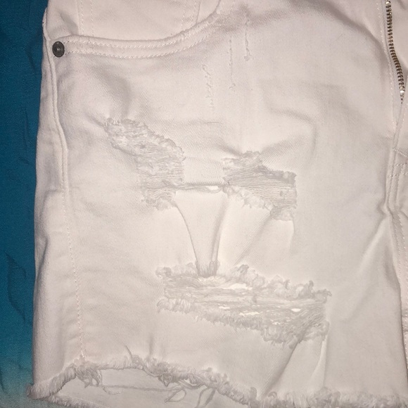 Distressed white shorts NWT - size 8 - Picture 2 of 4